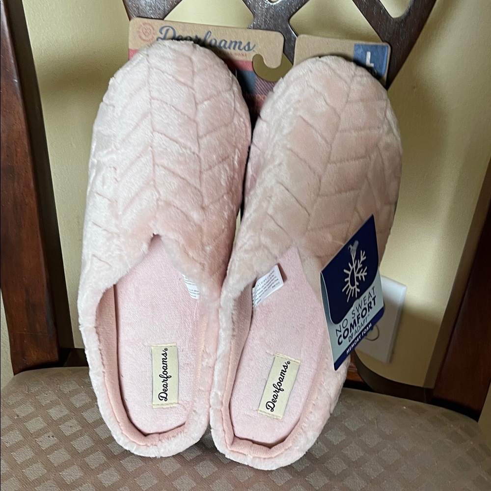 NWT Dearfoams Fleecy Quilted Slippers, Large